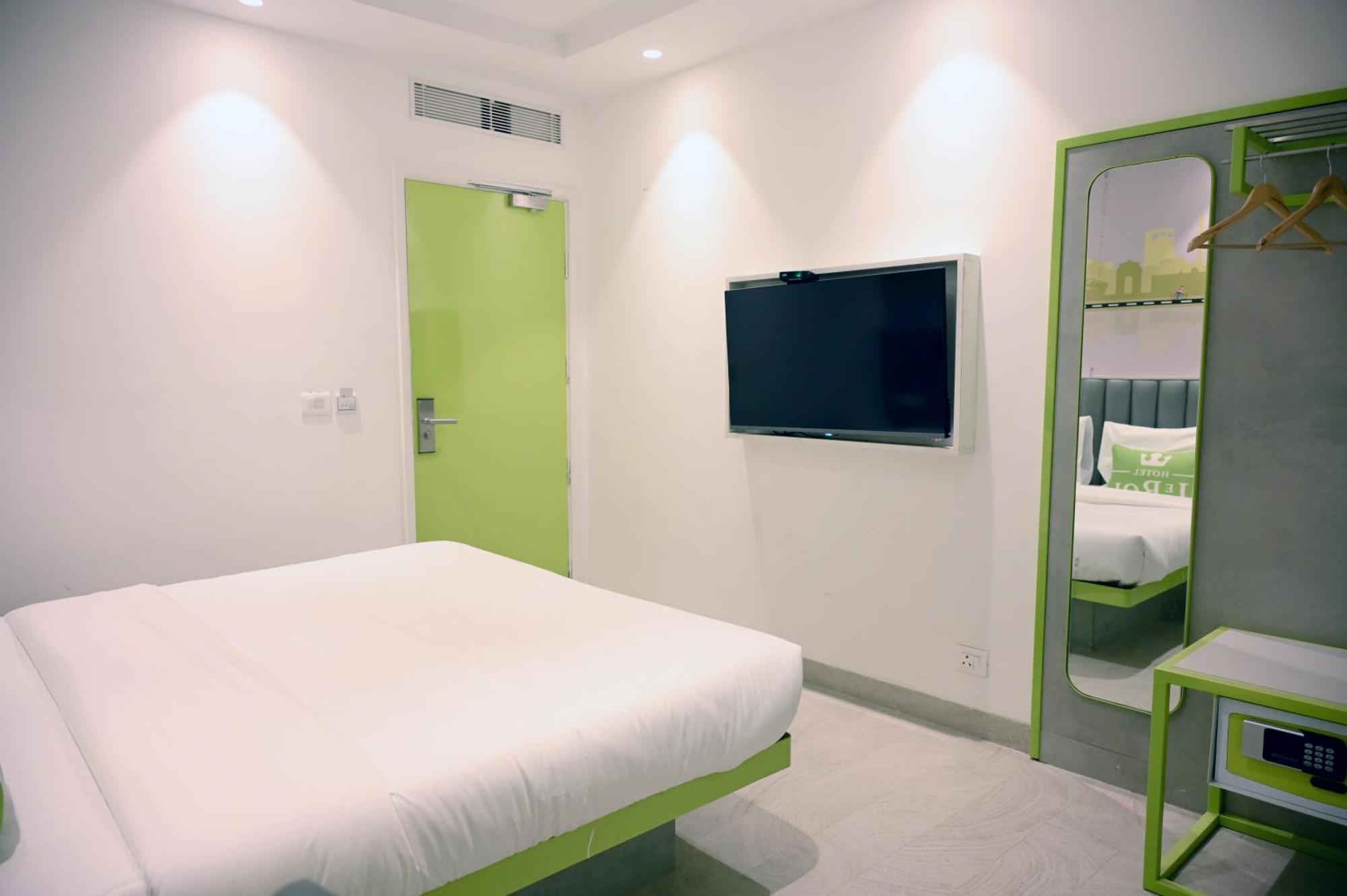 Hotel Le Roi Express Karol Bagh Дели Экстерьер фото