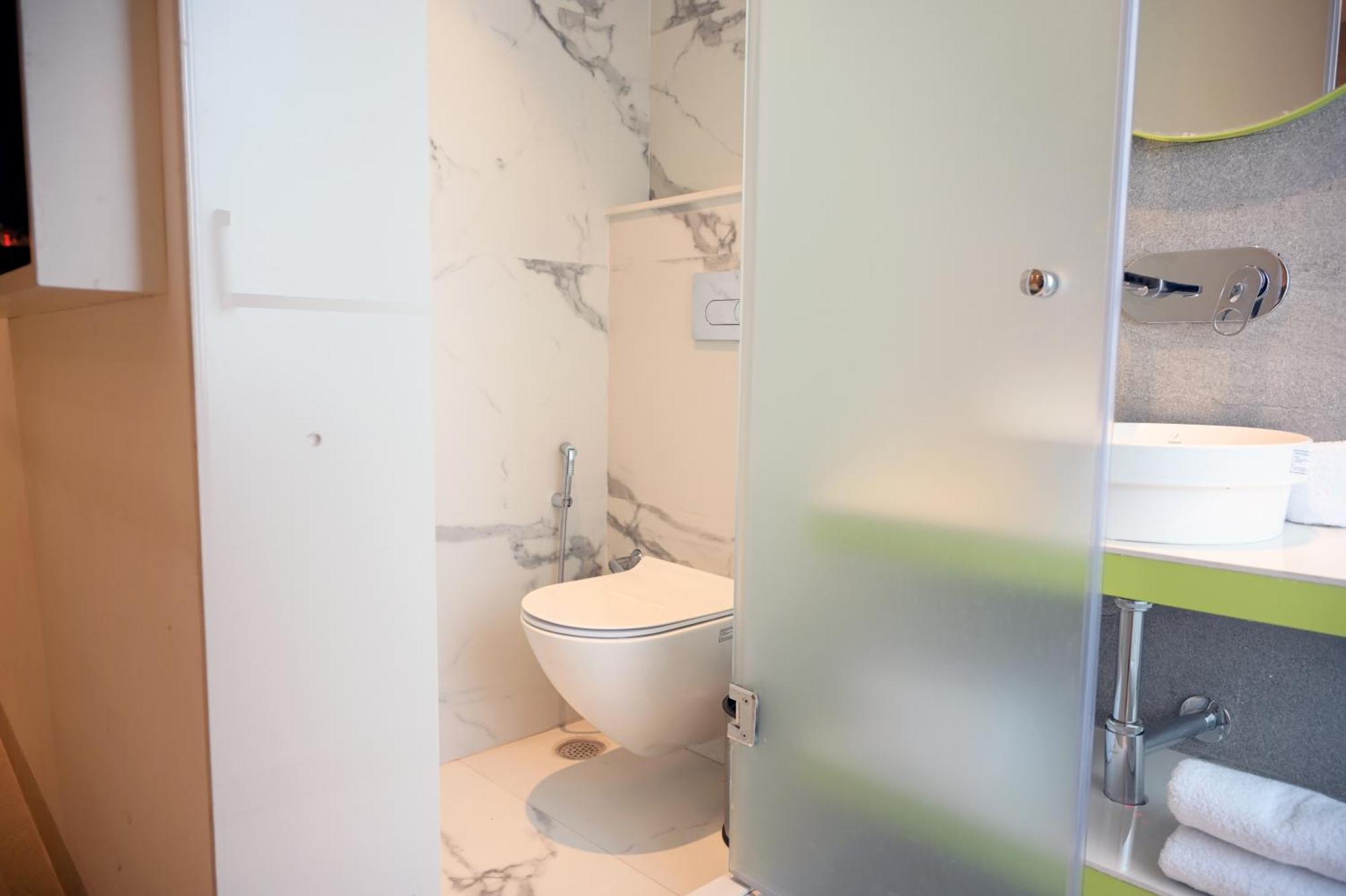 Hotel Le Roi Express Karol Bagh Дели Экстерьер фото