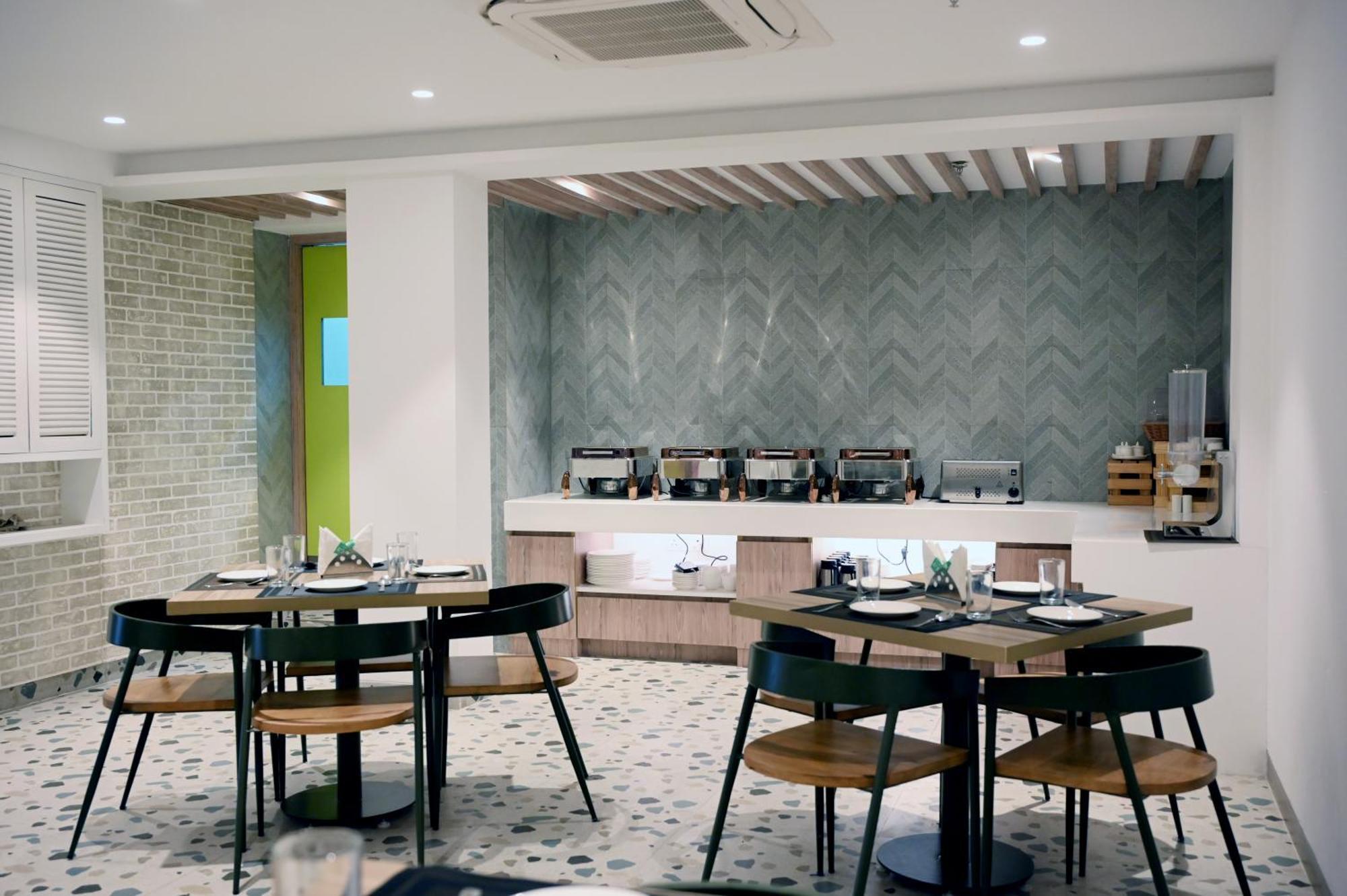 Hotel Le Roi Express Karol Bagh Дели Экстерьер фото